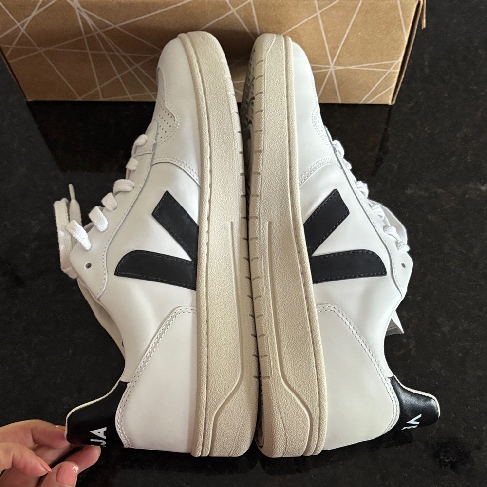 Veja V10 Leather Extra White Sneakers with Black Details - Picture 5 of 8